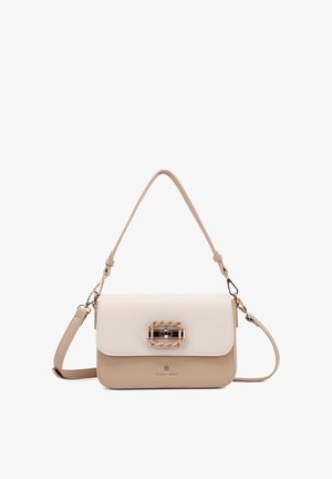 Borsa a tracolla beige e crema con fibbia intrecciata in tono oro e tracolla removibile, esposta su uno sfondo bianco.