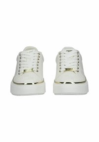 Sneaker bianche con dettagli dorati, dotate di una tomaia testurizzata, punta rotonda, suola spessa e design con lacci. Lacci piatti e branding in rilievo.