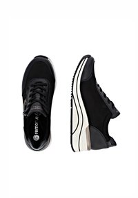Schwarze Sportschuhe mit strukturiertem Obermaterial, Schnürung, Reißverschlussdetail und einer kontrastierenden weißen Sohle mit leichter Erhöhung.