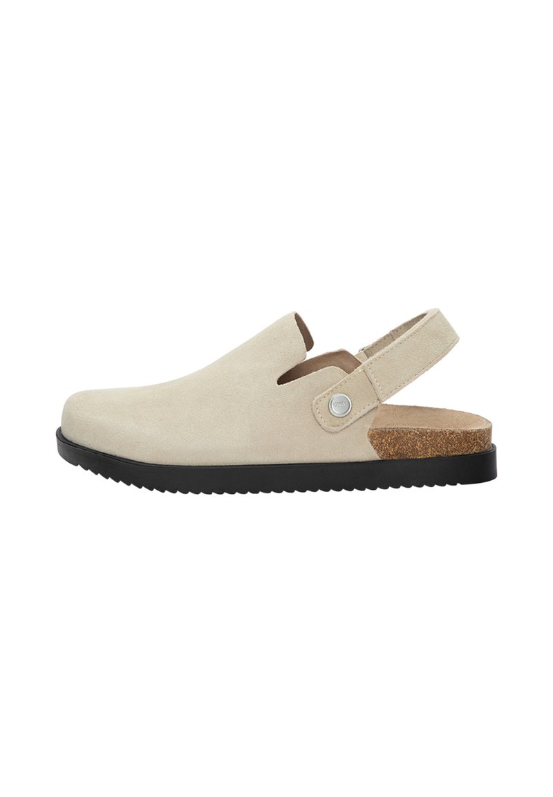 Pantofii slip-on din velur bej, cu spatele deschis, talpă din cauciuc negru, accent din plută pe toc și un mic detaliu din metal circular pe laterale.