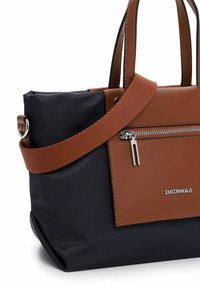 Borsa in sintetico marrone e blu navy con due manici, tracolla regolabile, tasca frontale con zip e dettagli con logo sulla parte anteriore.