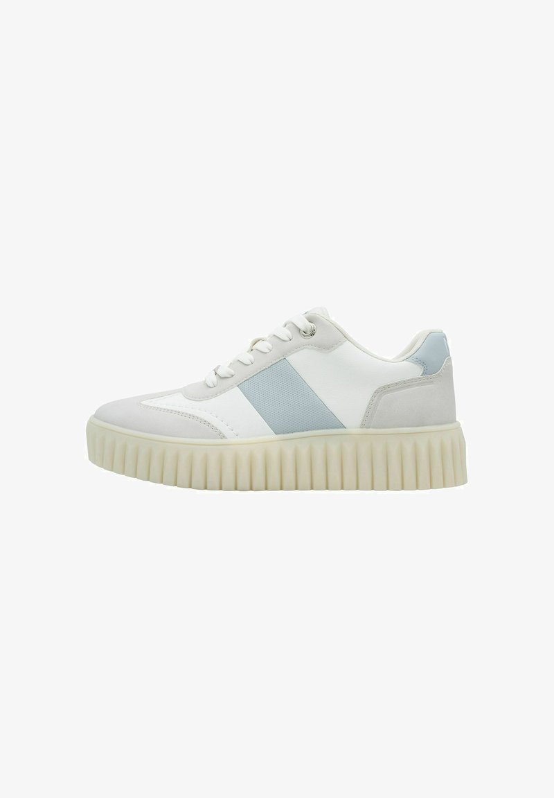 Baskets blanches avec une semelle épaisse beige à rainures, des accents gris clair et bleus, et des lacets blancs, vues de côté sur un fond blanc.