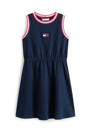 Robe sans manches bleu marine avec bordure rayée rouge et blanche aux emmanchures et au col, taille élastique, et petit patch logo Tommy Hilfiger sur la poitrine.