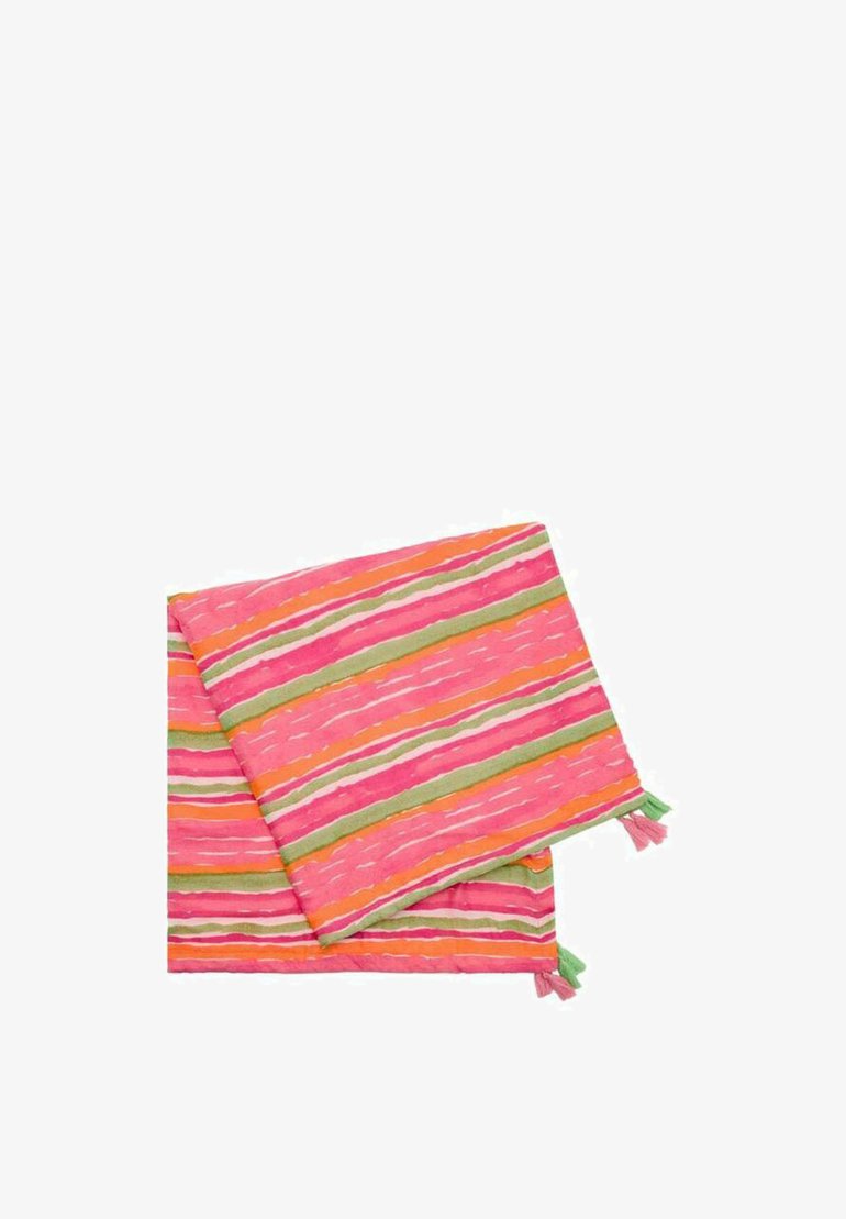Kleurrijke katoenen dekentje met roze, groene en oranje strepen, voorzien van franjes op de hoeken en een gestructureerd oppervlak.