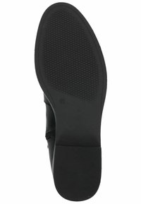 Bota de cuero negro con suela de goma texturizada. Presenta un zipper en el costado y un tacón bajo y cuadrado. La suela tiene un agarre con patrón para mayor tracción.