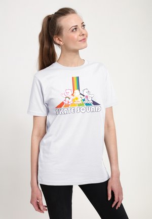 Hvid bomulds t-shirt med et farverigt "SKATE SQUAD" grafik der viser tegneserie-bjørne på rulleskøjter og et regnbue-design.