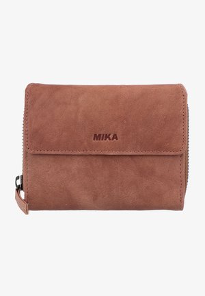 Bruine leren portemonnee met een ritssluiting, met een geperst "MIKA"-logo, een gladde textuur en een omslagdesign.