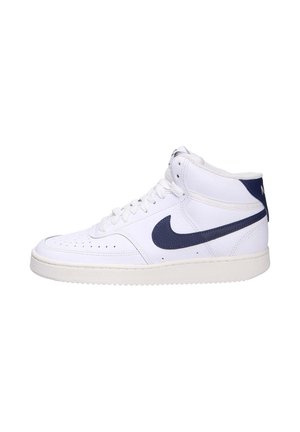 Sneaker alte bianche con dettagli blu navy, punta perforata e pelle текстurizzata. Presentano lacci bianchi e suola in gomma.