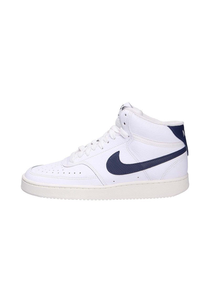 Sneaker alte bianche con dettagli blu navy, punta perforata e pelle текстurizzata. Presentano lacci bianchi e suola in gomma.