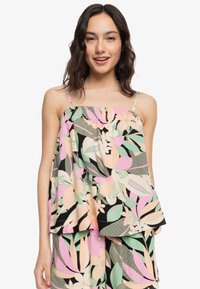 Ärmelloses Top mit Blumenmuster und gerafftem Ausschnitt. Es präsentiert Pastellfarben wie Rosa, Grün und Beige auf schwarzem Hintergrund.