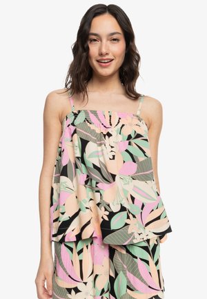 Top sin mangas con estampado floral y escote fruncido. Presenta colores pastel, incluyendo rosa, verde y beige, sobre un fondo negro.