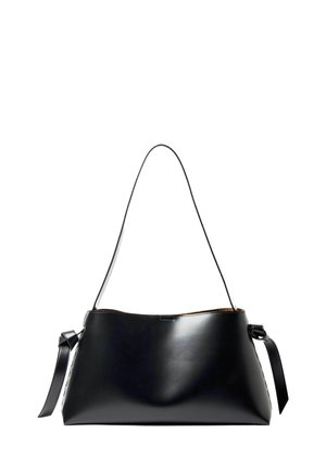 Sac à épaule en cuir noir avec un bord supérieur incurvé, une longue bandoulière unique et des sangles latérales avec des détails de boucle.