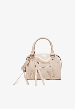 Kermanvärinen nahkalaukku, jossa on kaksinkertaiset kahvat, etutasku vetoketjulla, kultaiset metalliosat ja säädettävä olkahihna soljella.