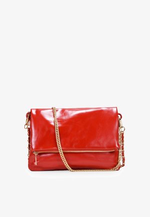 Bolso de hombro de cuero rojo con cadena metálica y un bolsillo frontal con cremallera. Textura suave con un diseño de solapa.