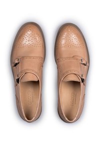 Hellbraune Lederschuhe mit durchbrochenen Designs, doppeltem Schnallenverschluss, runder Spitze und einer glatten Textur.