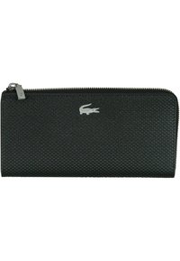 Portafoglio a zip nero con texture, caratterizzato da un logo argento, design elegante e zip liscia. Il materiale garantisce durabilità e un aspetto moderno.