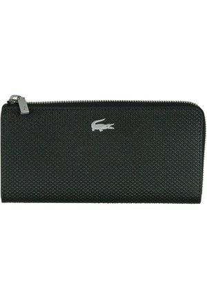 Portefeuille zippé noir texturé avec un logo argenté, design élégant et fermeture éclair lisse. Le matériau offre durabilité et un look moderne.
