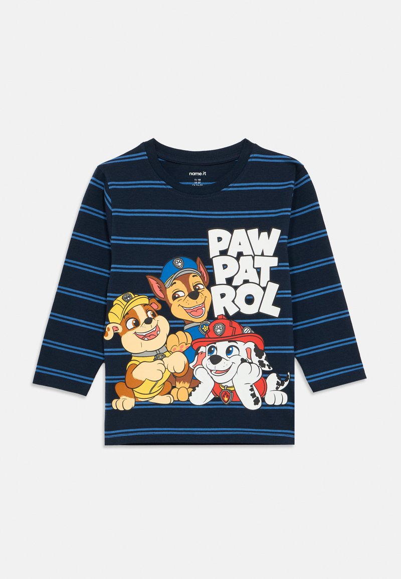 Granatowa koszulka z długim rękawem z poziomymi niebieskimi paskami, grafiką trzech animowanych psów oraz tekstem "PAW PATROL" w pogrubionych białych literach.