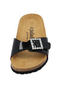 Zwarte gepatenteerde slide-sandalen met een strass-buckle, kurken binnenzool en gestructureerde rubberen zool. Platte ontwerp voor comfort en gemak van dragen.