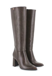 Botas de cuero marrón hasta la rodilla con punta afilada, tacón cuadrado y un pequeño detalle en oro cerca de la parte superior para añadir un toque de estilo.