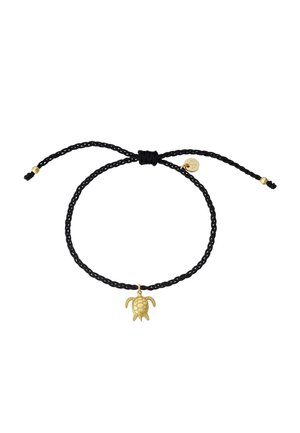 Bracciale intrecciato nero con chiusura regolabile e un ciondolo a forma di tartaruga in oro come pezzo centrale, che mostra un'incisione dettagliata sul ciondolo.