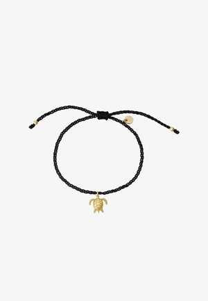 Črn pleteni bracelet z nastavljivim zapiranjem in zlatim morskim želvico kot osrednjim okrasom, ki prikazuje podrobno gravuro na okrasu.