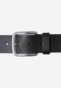 Schwarzer Leder-Gürtel mit strukturierter Oberfläche, ausgestattet mit einer silbernen Metall-Schnalle und einer Halteschlaufe. Enthält mehrere Einstelllöcher.