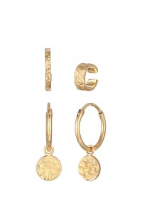 Orecchini a cerchio in oro con un pendente circolare. Presentano una superficie ruvida, un design aperto e elementi sovrapposti per creare dimensione.