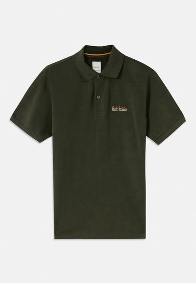 Mörkgrön polo t-shirt i bomull; har en klassisk krage, tre knappar och broderad logotyp på vänster bröst.