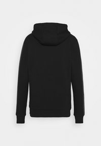 Sweat à capuche noir avec un tissu doux, des manches longues, et une vue arrière montrant une coupe ajustée avec une capuche standard et des manches avec poignets.