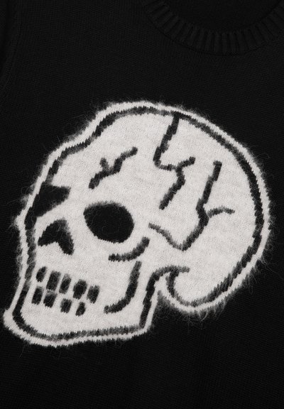 Suéter negro con un prominente gráfico de calavera blanca. La calavera presenta contornos negros audaces y finos detalles, todo sobre una textura suave.