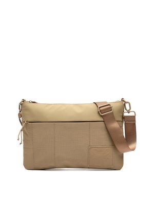 Smėlinės spalvos per petį nešiojama rankinė su priekinės pusės užtrauktuko kišene, reguliuojamu rudu dirželiu ir siuvinėta stačiakampio formos dėmė apatiniame dešiniajame kampe.