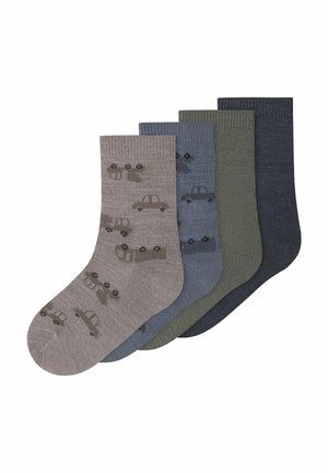 Quatre paires de chaussettes à motifs avec des dessins de voitures, en nuances de gris, bleu, olive et gris foncé, fabriquées en tissu doux à côtes.