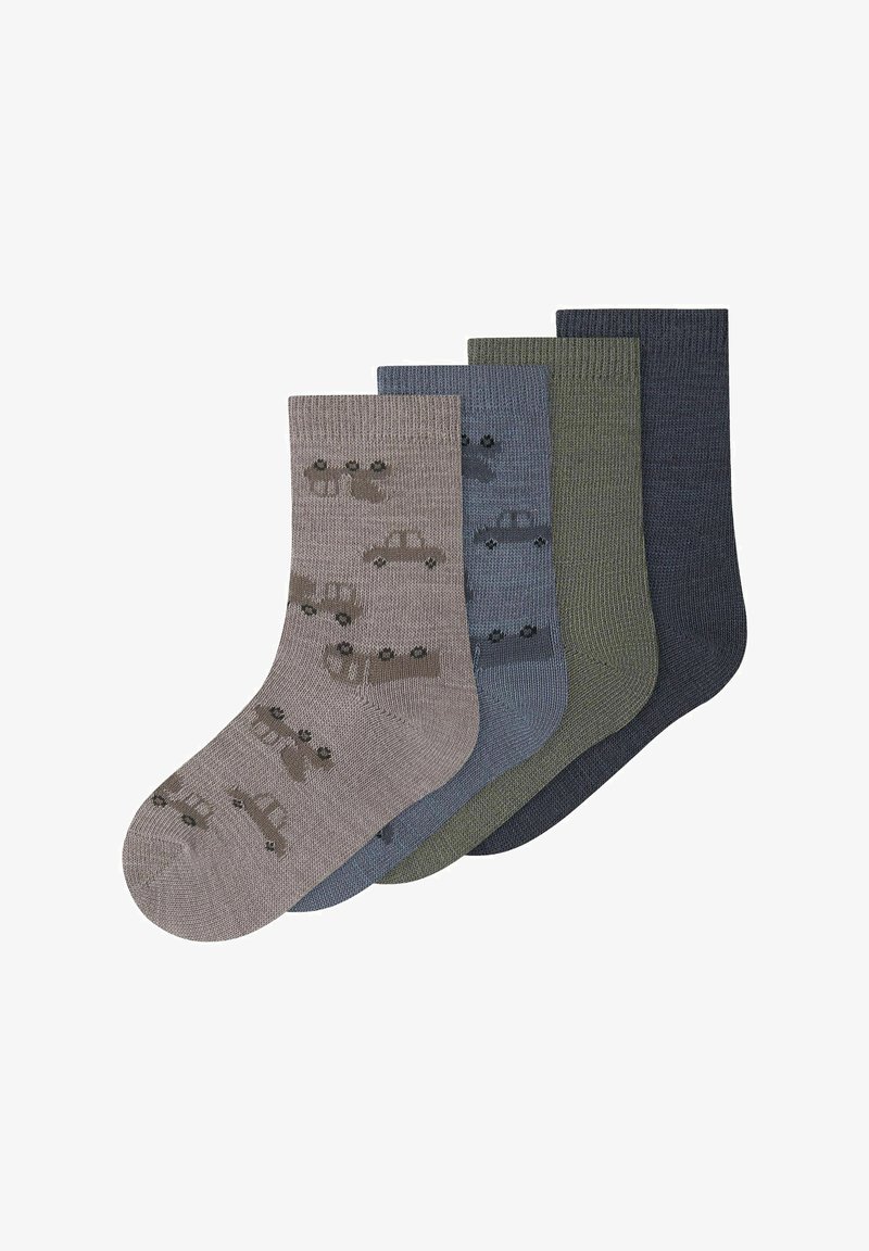 Quatre paires de chaussettes à motifs avec des dessins de voitures, en nuances de gris, bleu, olive et gris foncé, fabriquées en tissu doux à côtes.