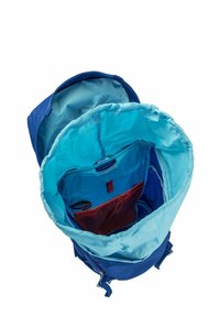 Binnenkant van een blauwe rugzak, met een lichtblauwe voering, een rode pocket en organiserende straps. Glad materiaal met een ronde opening.