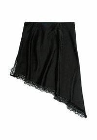 Schwarzer asymmetrischer Rock mit Spitzenbesatz entlang dem schrägen Saum, glatter Stoff und sanfte Falten in der Nähe des Taillenbundes.