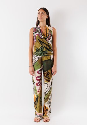 Completo senza maniche multicolore con motivi astratti in verde, giallo, rosso e nero; tessuto leggero, vestibilità rilassata, pantaloni a gamba larga.