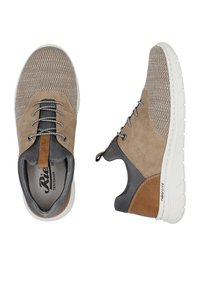 Baskets en tissu beige et gris avec des accents en suède, partie supérieure en mesh, semelle en caoutchouc blanc et lacets gris. Logo remarquable sur la languette.