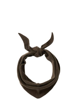 Pañuelo de tela suave de color marrón oscuro atado en un nudo, formando una forma triangular con dos extremos sueltos apuntando hacia arriba.