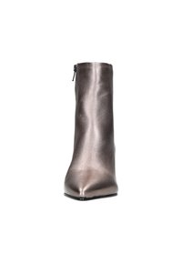 Metallisch bruine enkelboot met een spitse neus en slanke silhouet, voorzien van een zijrits voor sluiting en een gladde, glanzende textuur.