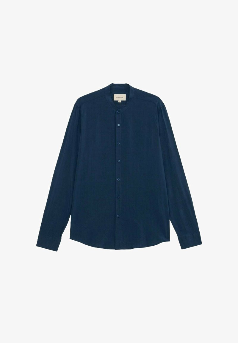 Camicia a maniche lunghe blu navy con colletto rotondo e chiusura anteriore con bottoni. Tessuto liscio e design dritto. Il tessuto sembra leggero.