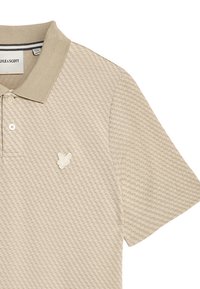 Beige Poloshirt mit strukturiertem Muster, mit einem kontrastierenden Kragen und einem kleinen weißen Logo auf der Brust. Hergestellt aus atmungsaktivem Stoff.