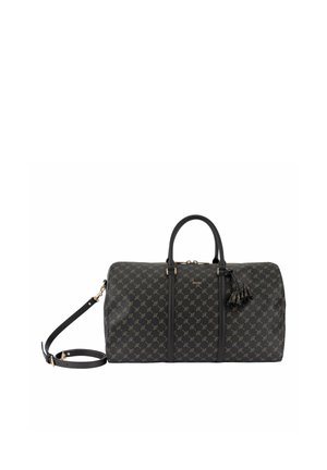 Bolsa de viaje grande de cuero negro con un patrón geométrico, dos asas, una correa de hombro extraíble y detalle de borlas sobre fondo blanco.