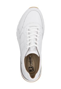 Weiße Sneaker mit einem glatten Lederobermaterial, runder Zehenform, Schnürdesign und einer hellbraunen Gummisohle, die mit gestickten Details und einem Logo versehen ist.