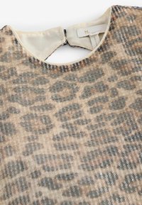 Top bej fără mâneci, cu un design subtil de imprimeu animal, decorat cu paiete metalice. Textură moale și decolteu rotund, cu fermoar ascuns.