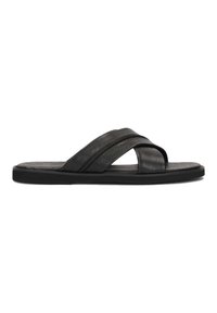 Sandale din piele neagră, cu design cu fâșii încrucișate, talpă plată, brant texturat și stil minimalist.