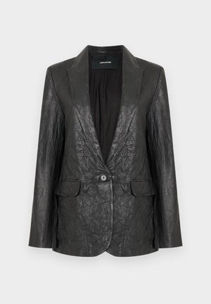 Czarna, marszczona skórzana marynarka z wyciętym kołnierzem, zapinana na jeden guzik, z dwoma przednimi kieszeniami. Teksturowane wykończenie i dopasowany krój.