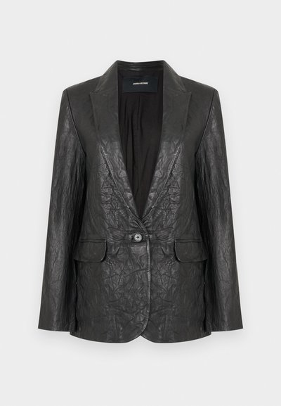 Μαύρο ζαρωμένο δερμάτινο σακάκι με ενιαίο πέτο, κούμπωμα με ένα κουμπί και δύο μπροστινές τσέπες. Υφή με ανάγλυφη βαφή και κομψή εφαρμογή.