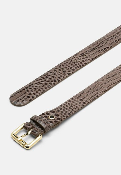 Ceinture en cuir synthétique imitation crocodile marron avec une boucle rectangulaire dorée et plusieurs trous de réglage sur fond blanc.