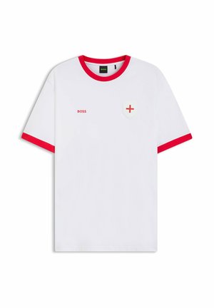 T-shirt blanc à manches courtes avec col rouge et bordures de manches rouges, texte rouge « BOSS » sur la poitrine et petite poche blanche avec croix rouge.